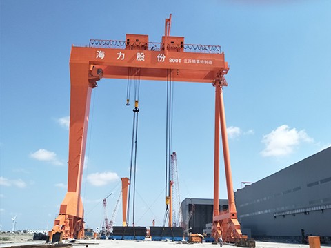 海(hǎi)力風(fēng)電(diàn)800t通(tōng)用(yòng)門(mén)式起重機(jī)
